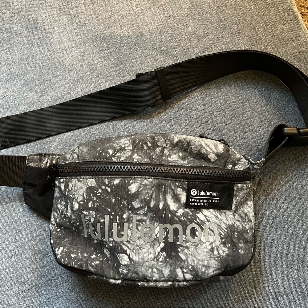 Lululemon Clean Lines belt bag 2L